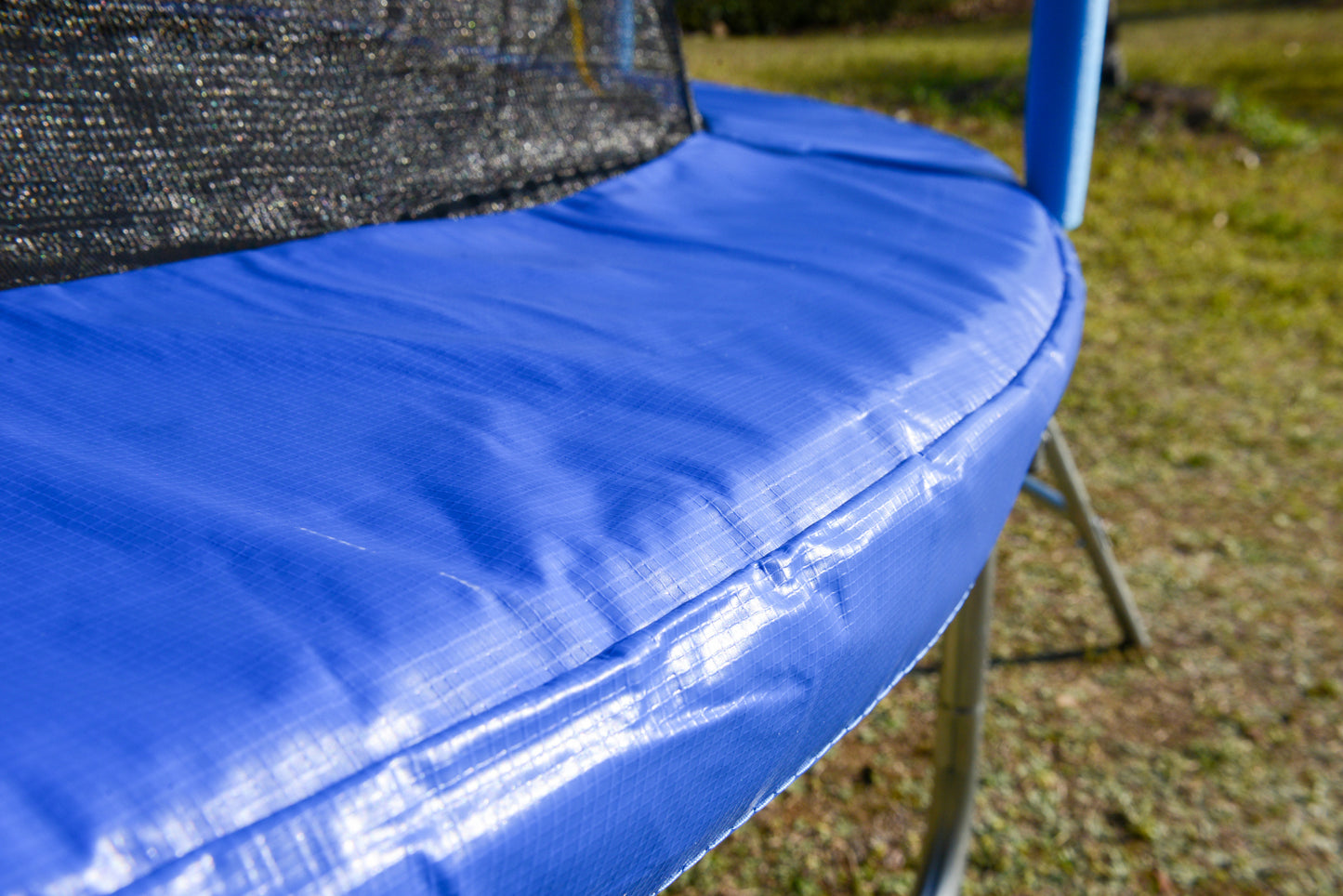 10 FT TRAMPOLINE INSIDE SAFETY NET WITH BASKETBALL HOOP